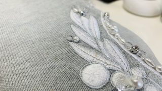 刺繍の部分に発生してしまった黄ばみや汚れ等のシミは無理に取り除こうとはしないで下さいませ