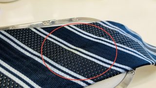 シルクのネクタイはお家で水洗いが出来ないので食べこぼし等の水溶性の汚れが変化しやすいのです