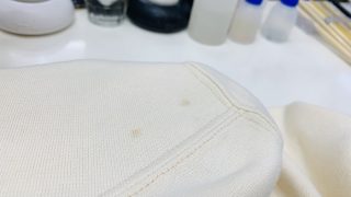 普通に洗ってもクリーニングしても落ちないシミは特殊染み抜きで落とせる可能性があります