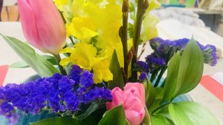 真っすぐな枝や緩やかに曲がっているお花を同じ場所にいけるにはイメージが必要になります