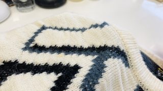 古いシミの生地は色(色素)の劣化により色抜けや生地の糸や縫製の縫い糸等が劣化して切れやすくなっています
