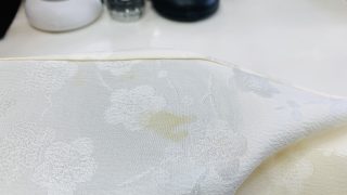 保管中に浮き出てきたお着物の黄ばみはお家では取り除く事は難しいので先ずはご相談くださいませ