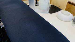 濃色のお洋服の生地が擦れ等が原因で色が無くなって白くなってしまってもそれは直せる可能性がありますよ