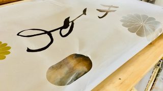 お着物にシミが付いてしまった場合の応急処置に料亭等で提供されている布オシボリは使わないで下さいね