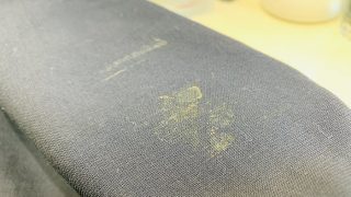 硬いシミは生地の繊維に染み込んでしまった状態で繊維ごと固まりますので折り曲げない様にしましょう