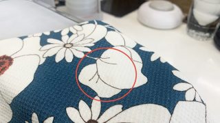 クローゼット保管中に目に見えて浮き出てきた黄ばみの元は取り切れていなかった薄くなったシミなのです