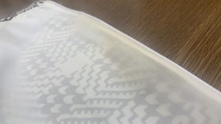ワンピースの背中のファスナー部分裏地には汗や皮脂汚れが付着しやすく黄ばみや変色が起こりやすいです