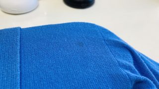 濃色のお洋服についたシミを取り除く時には注意しないと生地の色が抜けてしまいますよ