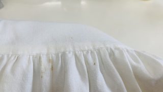 長時間保管しているお洋服やお着物に赤茶色のシミが浮き出てくる場合にはご相談下さいませ