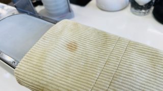 コーデュロイの生地に発生した古い濃い色のシミでも諦める前に一度ご相談下さいませ
