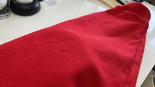 濃色のお洋服の生地にシミが付いてしまった場合には絶対に擦ってはいけませんよ