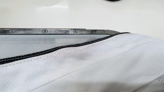 スラックスの腰回りの内側は色移りが起こりやすいので早めに染み抜きして取り除きましょう