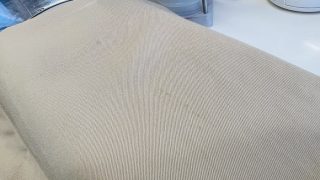 淡色系のお洋服に濃いオレンジ色の古いシミが発生している場合にはお気を付け下さいませ
