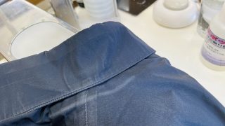 濃色のお洋服の肩の周りはバッグの擦れ等で摩擦により変化しやすく色が剥げてきたり致します