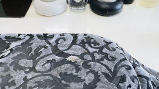 薄手や起毛生地に発生した濃い色のシミの場合には無理して取ろうとするとダメージが発生致します