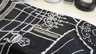 お洋服の古い茶色のシミは確認出来ない程の透明のシミが時間と共に茶色く変色して浮き出てきたシミなのです