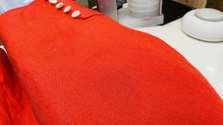 濃色のお洋服にシミが付いてしまった場合には擦ってしまいますと色素が痛んで色が抜けてしまいます