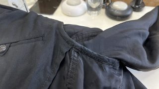 着用によるスレ等の影響を受けやすい綿製品は直ぐに色が変わってしまう場合があります