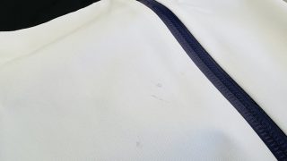 ポリエステル素材のお洋服に付いている黒い汚れが洗っても取れないので何とかして欲しい