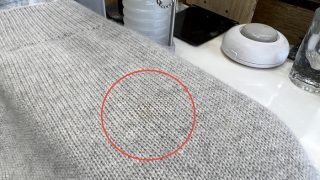古そうな黄色いシミは出来れば時間が経って生地の色が傷んで抜けてしまう前に取り除きましょう