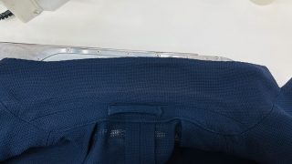 一度でも着用した場合には襟元や袖口には皮脂や汗が微量に付着して後に色に変化を与えてしまいます