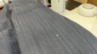 接着剤がお洋服についてしまった時には取り除こうとして擦ったり折り曲げたりしない様に致しましょう