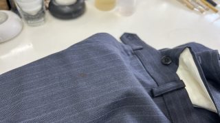 インクやペンキやポスターカラーや接着剤等のシミが付いてしまった場合にはご相談下さいませ