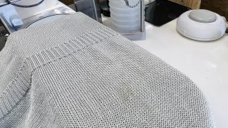 淡色系のお洋服の生地の色は部分的に触ってしまいますとどうしても色が白けたりする可能性が高くなります