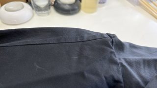 ドアに挟んだり固いものにぶつけてしまった等の物理的なダメージでも生地の色が白くなったり致します
