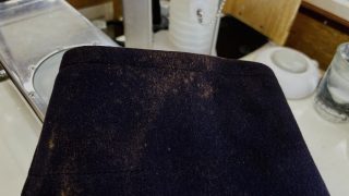 お洋服にカビが生えてしまいますとメンテナンスしてカビは取れても色（色素）は抜けたままになります