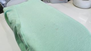 無かったハズのシミが部分的に浮き出てきたという事は食べこぼしが付着していたという事です