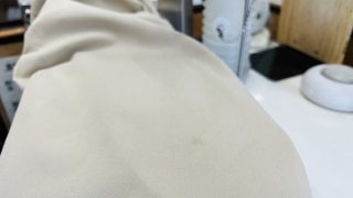 淡色系のお洋服に付いてしまったお家では取れそうにない油の様なシミは無理しない様に致しましょう