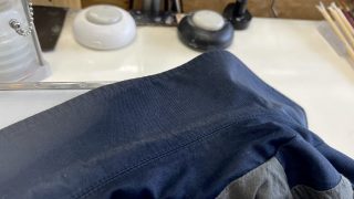 濃色お洋服の襟元が折り目のライン状に白くなっていたり赤くなっていたらそれは色が抜けて変化しています