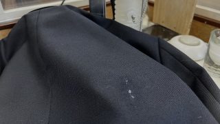 接着剤等は乾くと生地の繊維ごと硬く固まってしまいその状態で生地が曲がると折れてしまいます