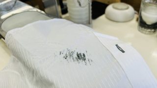 フェイクレザーのベルトは時間の経過によりネトネトのボロボロになってアチコチに付いたり致します
