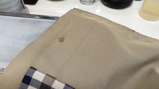 ベージュのコートに付いているかなり古いシミを何とかして欲しいとのご依頼を頂きました