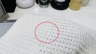 取り切れないシミが付いたまま長期保管致しますと生地繊維がダメージを受けて変色してしまいます