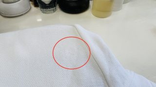 洗っても取れない様な黄色いシミは鉄錆の可能性が非常に高くお家では取り除く事が難しいのです