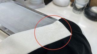もしも保管中に浮き出てきてしまった黄色くなった古いシミでも特殊シミ抜きで対応出来ますよ