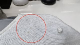 長い時間を掛けてシミが生地に影響を与え続けた影響により繊維には負担が掛かってしまっています