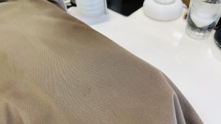 お洋服の色移りが発生した場合には無理に取り除こうとして生地や色を傷めない様に致しましょう