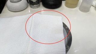 袖口の洗っても取れない黄ばみはスレ等のダメージにより生地繊維の奥深くに浸透しています