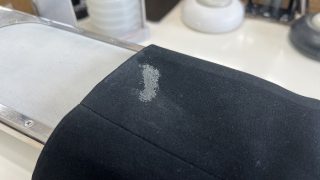 接着剤がお洋服に付いてしまった時にシミを触り過ぎると周りの生地の色が変化するので気を付けましょう