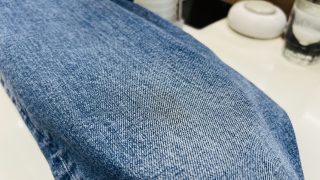 デニム生地は色が変化しやすいので汚れやシミを取り除く時には注意致しましょう