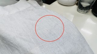 白いお洋服の汚れやシミは黄色く変色してしまう前の早めに取り除いてしまいましょう