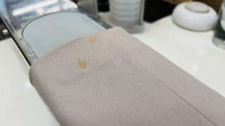 シミが殆ど見えないからとそのままの状態で保管すると後からシミが浮き出てくる事は非常によくあります