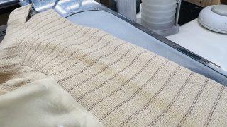 襟部分の黄ばみは殆どの原因がお肌との擦れによりお洋服に付いた皮脂汚れが変色したものなのです