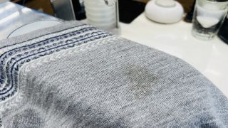 「ドライクリーニング✖」と洗濯表示に記されているお洋服は油性の成分に弱い生地だからなのです