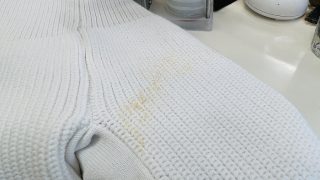 かなり濃い色になって浮き出てきたオレンジ色のシミも元々は透明な汗の成分なのです