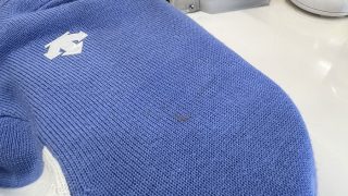 接着剤の様なペンキの様な何が付いたか分からない様なシミは劣化した合成皮革かも知れませんよ